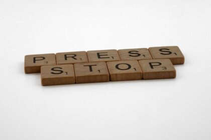 Person packt Koffer stressfrei mit praktischen Packhilfen und Gadgets