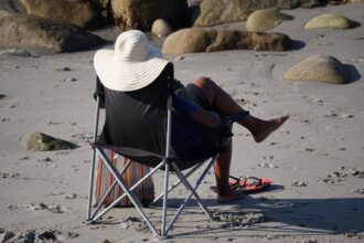 Klappbarer Campingstuhl mit hoher Tragkraft von 150 kg, ideal für Wanderungen und Reisen aufgrund seines leichten Designs.