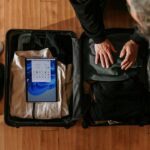 Minimalistisch gepackter Reisekoffer mit Gadgets für stressfreies Reisen