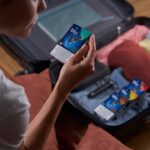 Ein geöffneter, minimalistischer Reiserucksack mit eingerollter Kleidung, Packwürfeln und einem Lade-Organizer.