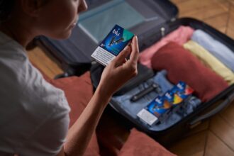 Ein geöffneter, minimalistischer Reiserucksack mit eingerollter Kleidung, Packwürfeln und einem Lade-Organizer.