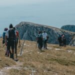 Detailaufnahme eines professionell gepackten Trekking-Rucksacks mit ordentlich verstauten, hochwertigen Gadgets wie wasserdichter Packtaschen, kompakter Filterflasche, Powerbank und Stirnlampe.