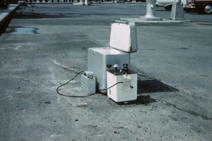 Kühlbox mit Kompressortechnik für den mobilen Einsatz, befüllt mit Eiswürfeln und Getränkedosen im Freien.
