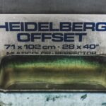 Kühlbox mit Kompressortechnik für Boote, 80 Liter Fassungsvermögen und 12V-Anschluss, gefüllt mit Lebensmitteln und Getränken.