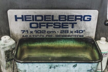 Kühlbox mit Kompressortechnik für Boote, 80 Liter Fassungsvermögen und 12V-Anschluss, gefüllt mit Lebensmitteln und Getränken.