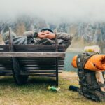 Clever gepackter Reisekoffer mit Gadgets für entspanntes Reisen