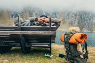 Clever gepackter Reisekoffer mit Gadgets für entspanntes Reisen