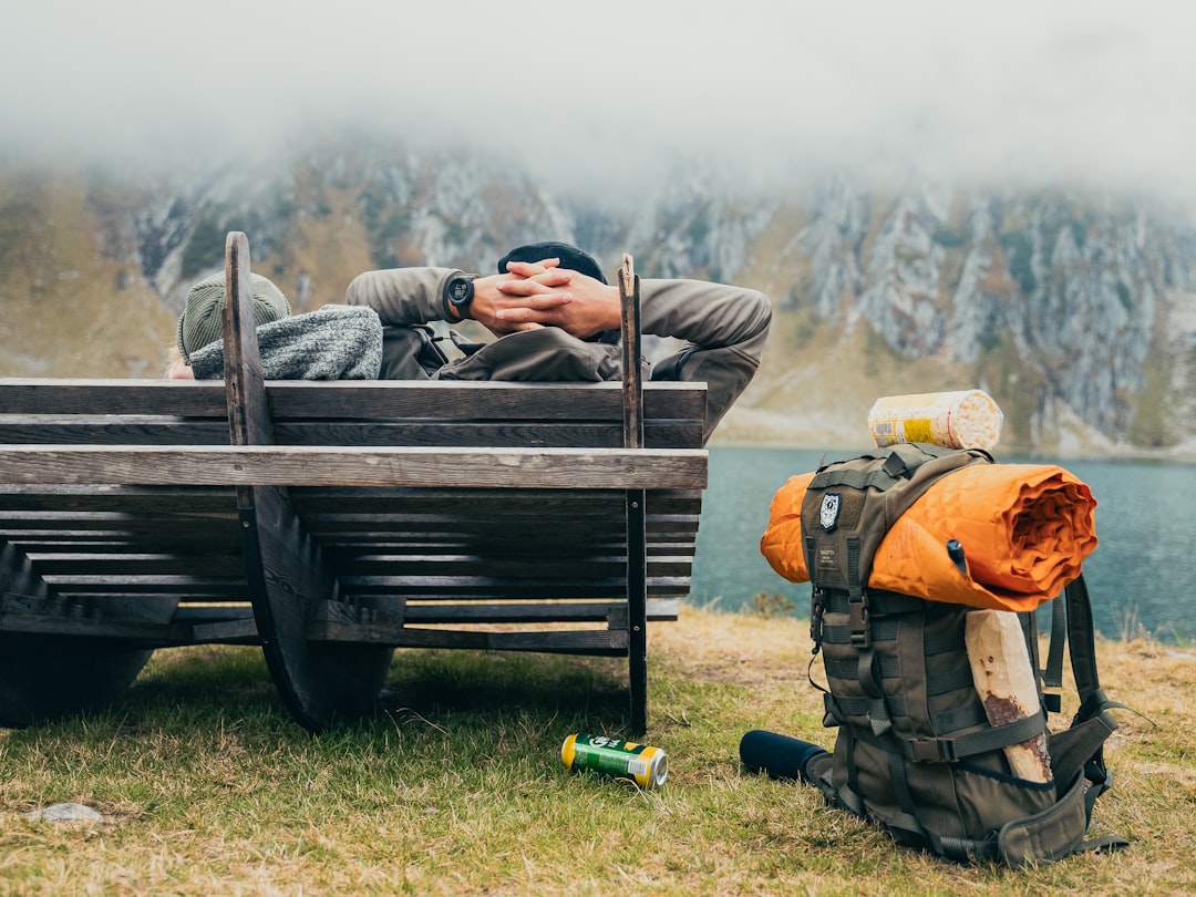 Clever gepackter Reisekoffer mit Gadgets für entspanntes Reisen