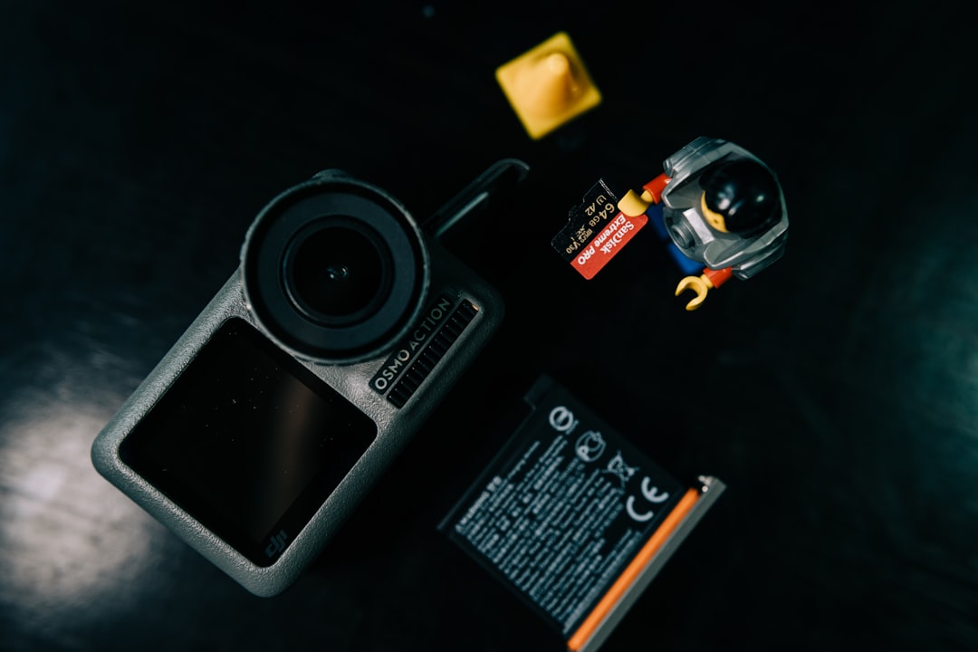 Die DJI Osmo Action 5 Pro Kamera vor heller Nachtkulisse – perfekt für klare Reisevideos bei Dunkelheit.