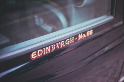 NOWI Edinburgh 4-Rollen Trolley 75cm Koffer, ein robuster Reisekoffer mit vier Rollen und ausziehbarem Griff, als praktisches Reise-Gadget.
