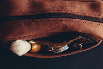 Schwarze Reise-Kosmetiktasche für Herren, 8 Liter Fassungsvermögen, mit praktischen Organizer-Fächern.
