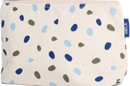 MELA Kosmetiktasche aus Bio-Baumwoll-Canvas 20 x 15 cm, greige/blue dots print
